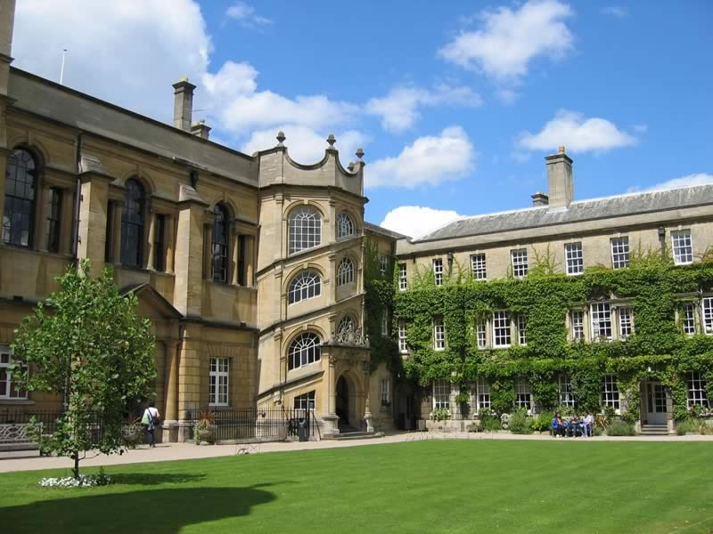 Популярные курсы  в Cambridge Ruskin International College (CRIC)